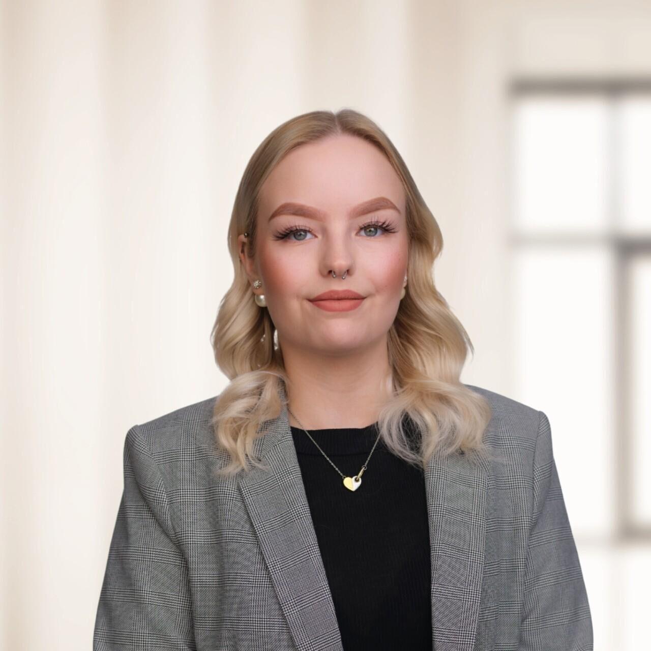 Tiia Hakkarainen kuva taustalla